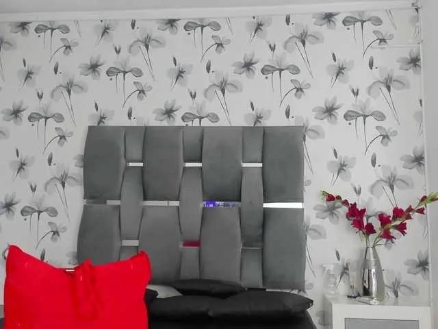 Ehotloveaxxx on BongaCams