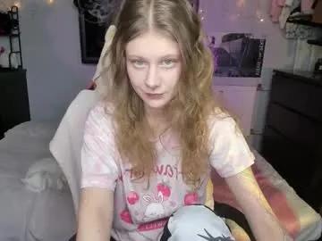 l1ttlekiki on Chaturbate