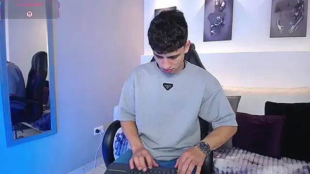 AdrianRinaldi on StripChat