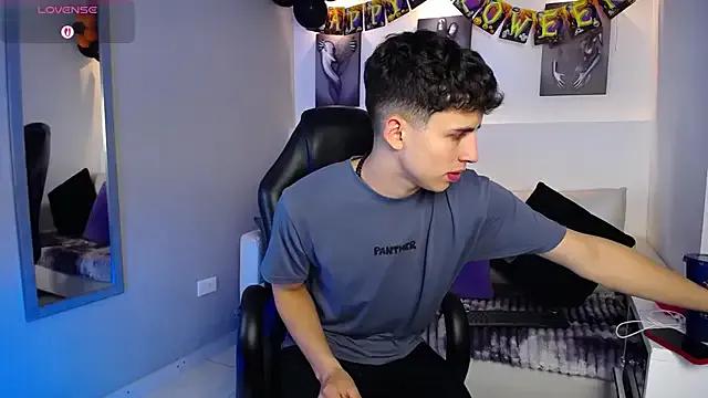 AdrianRinaldi on StripChat