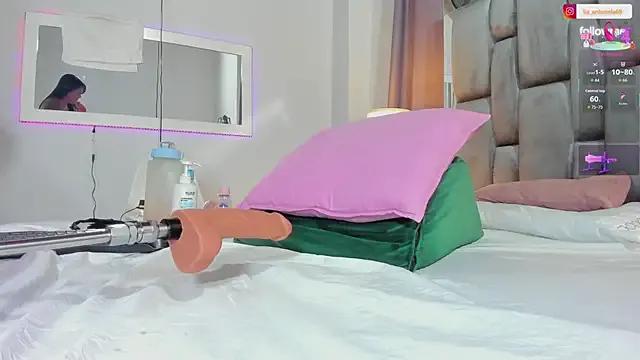 Antonellahorny69 on StripChat