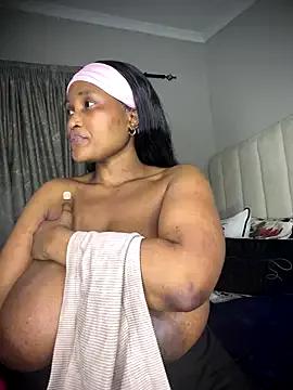 Bustygoddess32 on StripChat