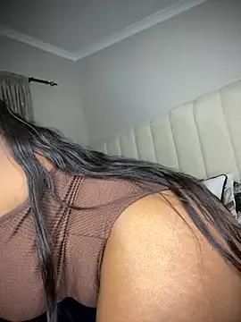 Bustygoddess32 on StripChat