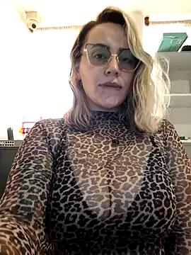 CurvyLust_x on StripChat