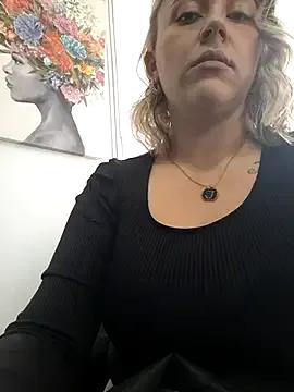 CurvyLust_x on StripChat