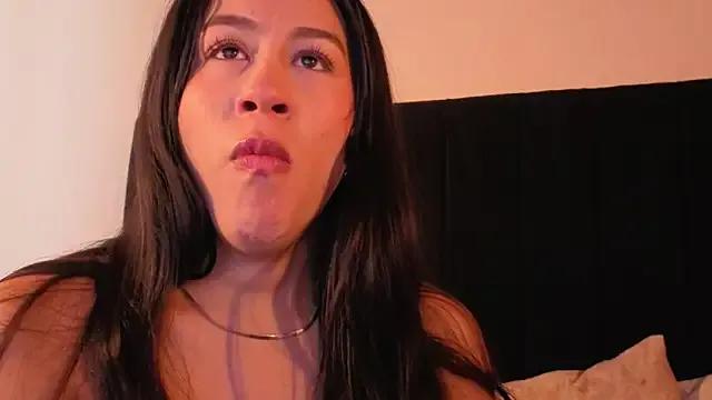 EmiGomez_ on StripChat