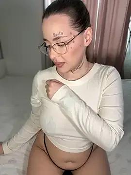 fuckdoll_18 on StripChat