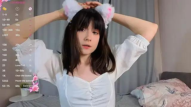 Honeey_Beee on StripChat