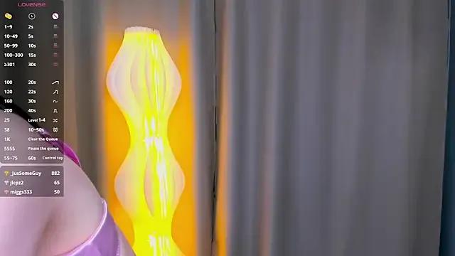 Honeey_Beee on StripChat