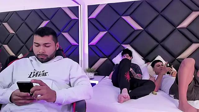 Hot_Threesomee on StripChat