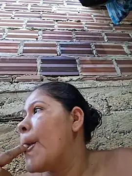 hotmom33 on StripChat