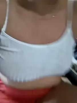 hotmom33 on StripChat