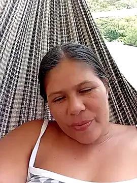 hotmom33 on StripChat