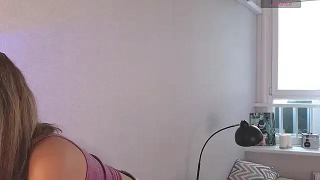 KiraBlushy on StripChat