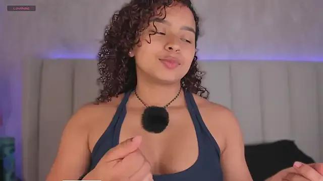 LaraCurls on StripChat