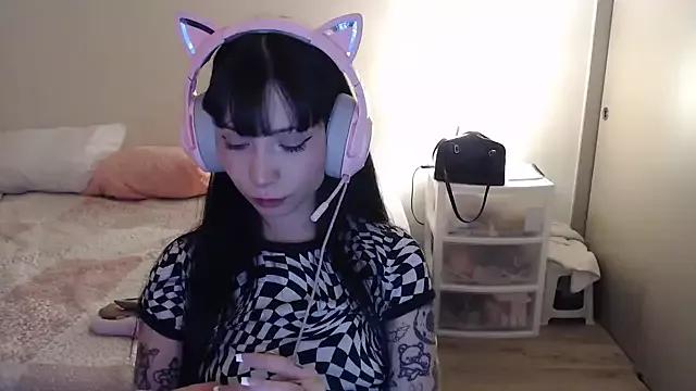 latinpetit on StripChat