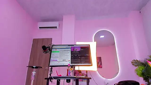 lia_queen18 on StripChat