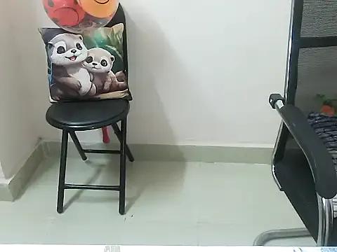 lo_e_shreya on StripChat