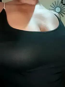 Luciouslips00 on StripChat