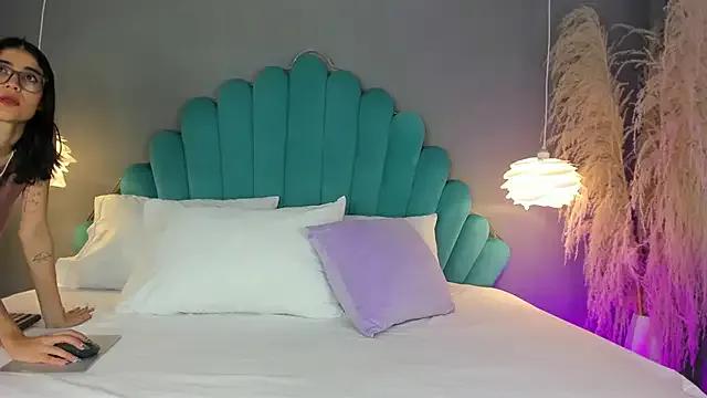 LunaBloomn on StripChat