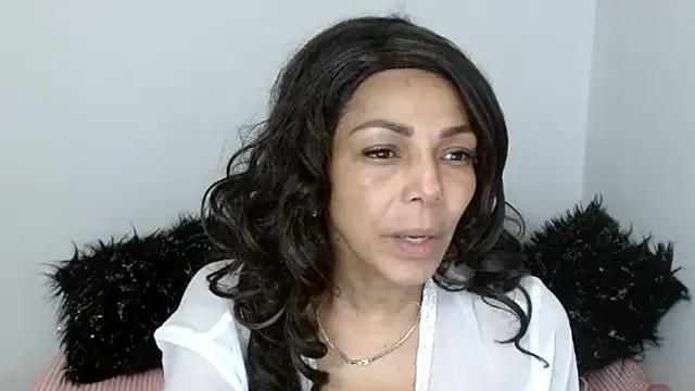 Lunasquirt1985 on StripChat