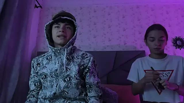 meganandtylerr19 on StripChat