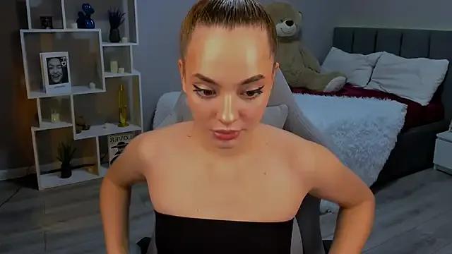 MelanieAlves — poses on the bed