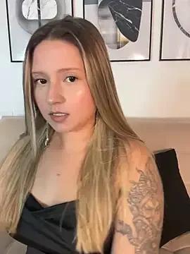 MiaPetit_ on StripChat