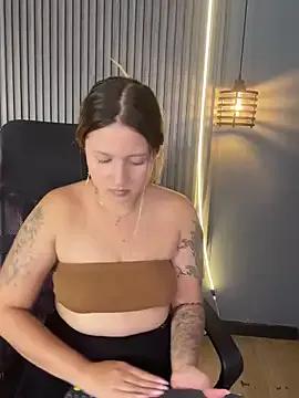 MiaPetit_ on StripChat