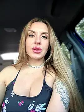 MilfNextDoor20 on StripChat