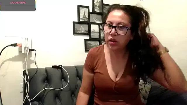 MirandaLatinaLovely on StripChat