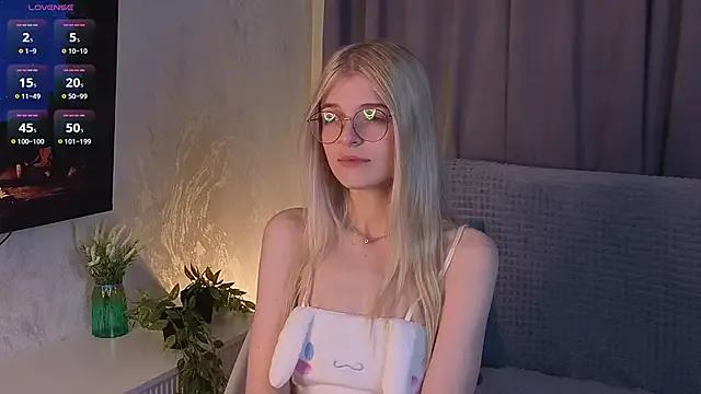 MonicaShiny on StripChat