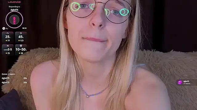 MonicaShiny on StripChat