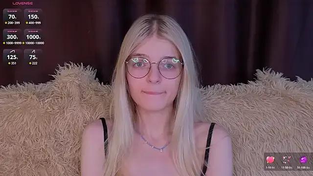 MonicaShiny on StripChat