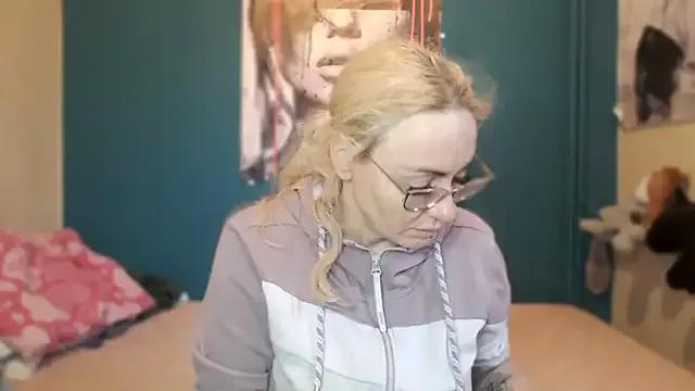 NADINNNE on StripChat