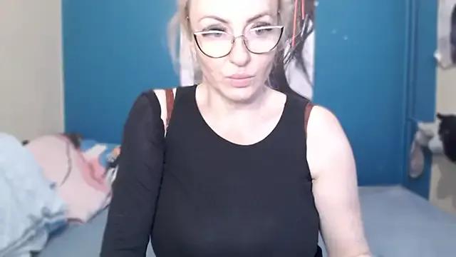 NADINNNE on StripChat