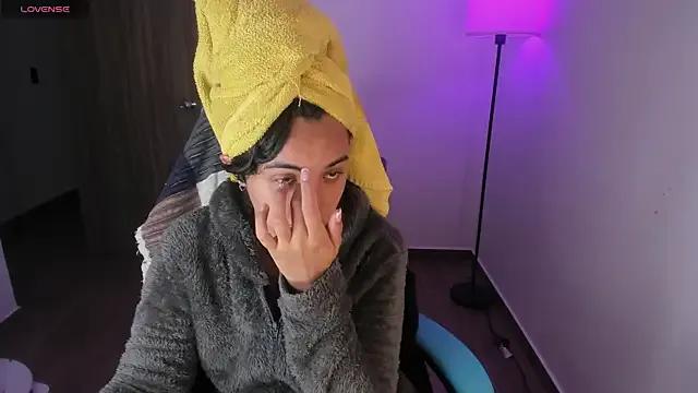 Nicole_Ss on StripChat