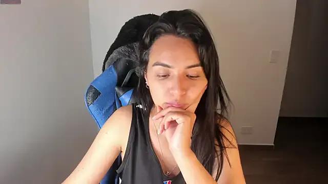 Nicole_Ss on StripChat