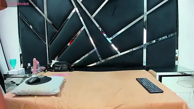 Oriana69_ on StripChat