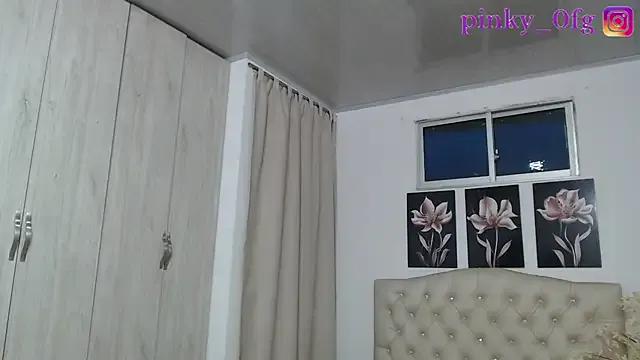 pinky_f00x on StripChat