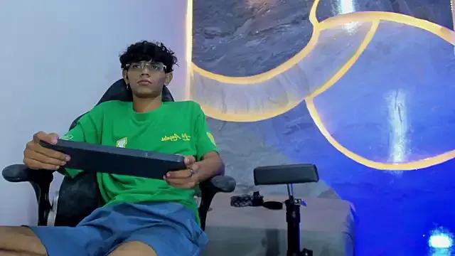 Sex_Boy_33_ on StripChat