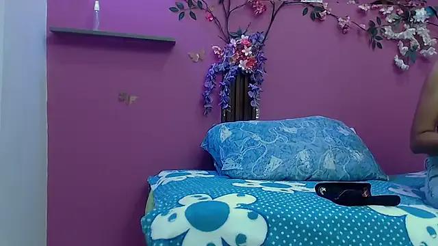 skinnybarbie022 on StripChat