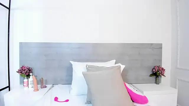 sunnyWhitee on StripChat