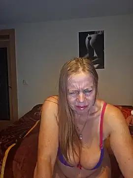 Supertitten95DD on StripChat