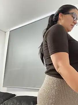 SWEETLILY18 on StripChat