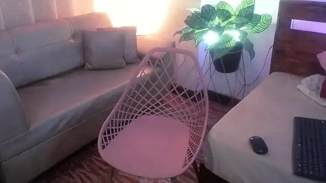 Yeseniaa25_ on StripChat