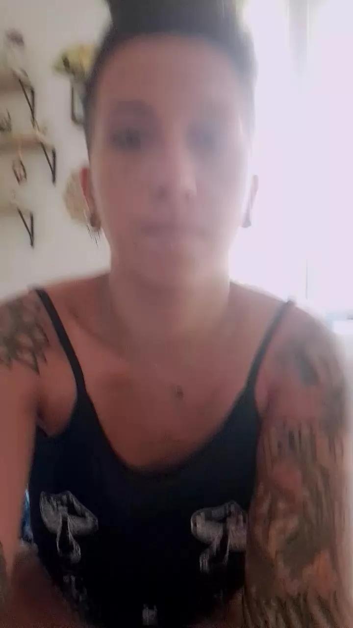bubblybuum_ on Cam4 