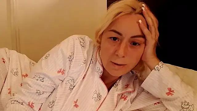 _karolynesyera_ on StripChat