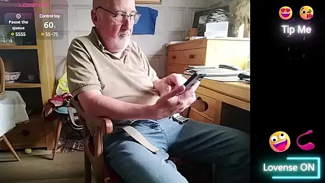 Adamdaddybear on StripChat 