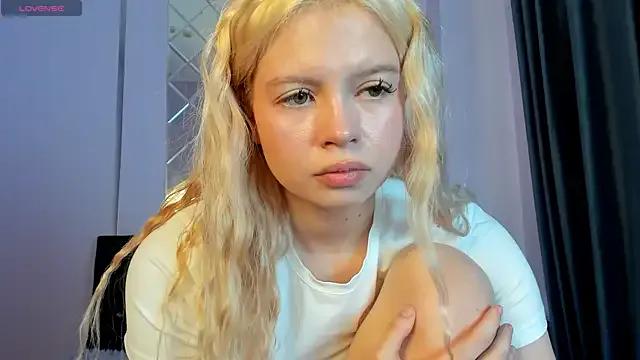 AlisaGoldie on StripChat